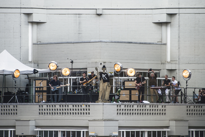 910672 Afbeelding van de Utrechtse band Kensington die een verrassingsconcert geeft op het lage dak van het oude ...